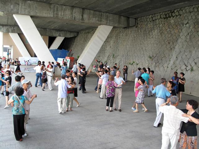 退休老人晚年怎么过，三位老人告诉你