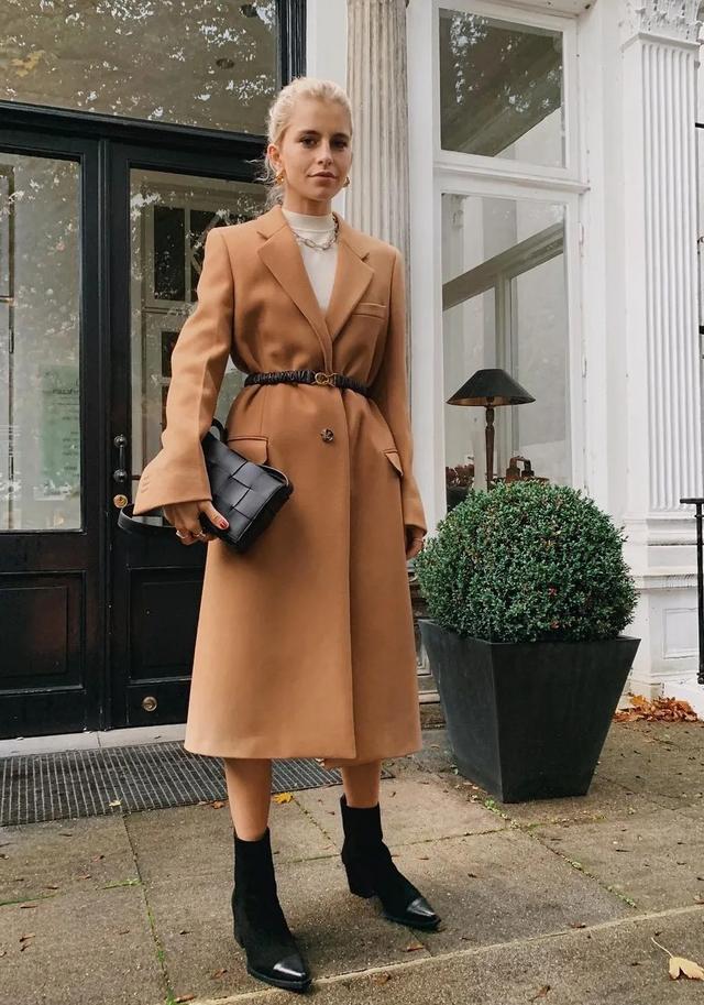 驼色大衣搭配图片，让你从20岁优雅到60岁的驼色大衣（驼色大衣怎么穿搭有气场）