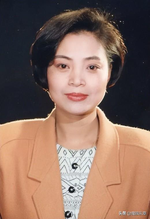 东方卫视主持人翻车事件详情，东方卫视被曝直播事故