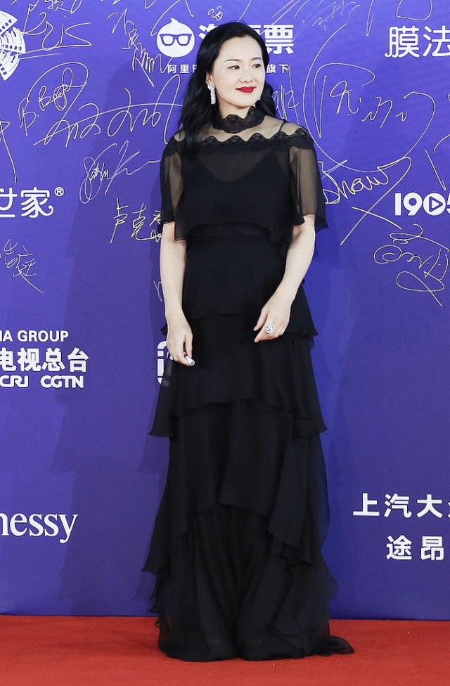 刘嘉玲的网格裙，咏梅刘嘉玲都穿黑色蛋糕裙