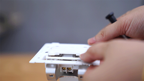 家用插座简单内部结构，开关插座硬核拆解