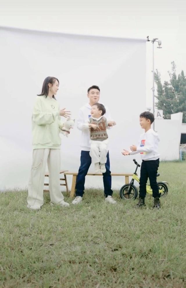 王皓一家四口同框，王皓现在和他妻子怎么样了