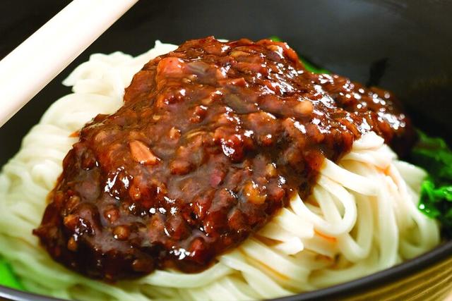 家常炸酱拌面的做法，爱吃面条的要收藏