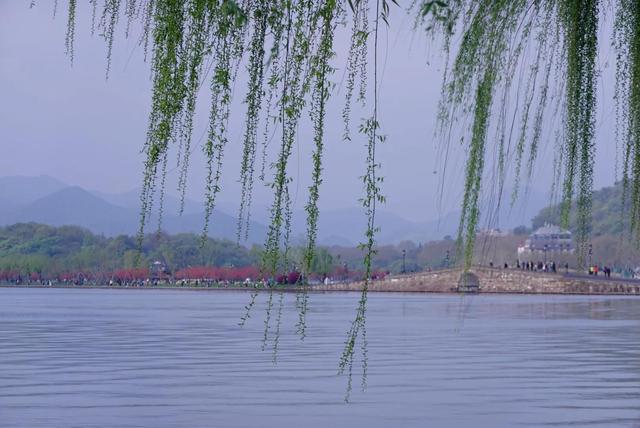 杭州西湖之白堤，“白堤”名出白居易