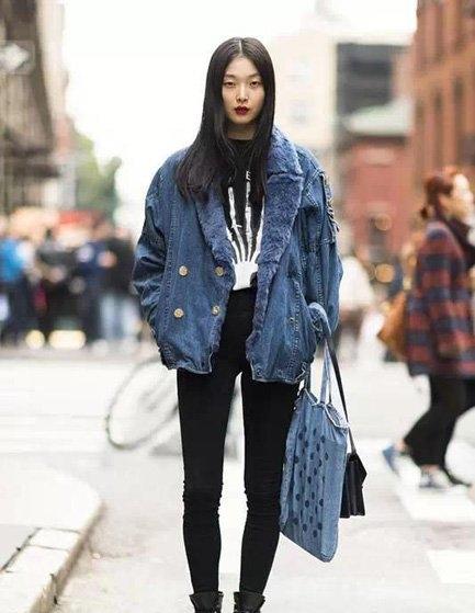 牛仔外套怎么搭配，牛仔外套长款该怎样搭配（那么多人穿的牛仔外套）