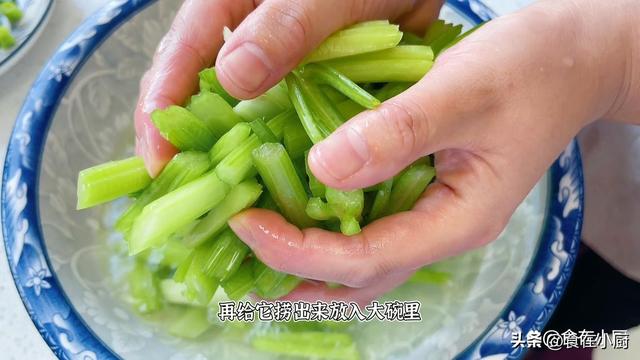 芹菜怎么炒好吃，芹菜怎么炒又脆又入味（饭店炒的芹菜为啥那么好吃）