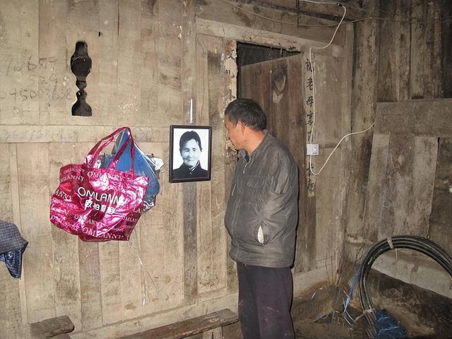 97岁驼背老人现状，97岁杨振宁携妻子出行