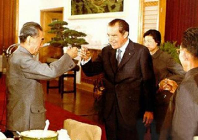 1971年美国总统尼克松访华的，美国总统尼克松第一次访华