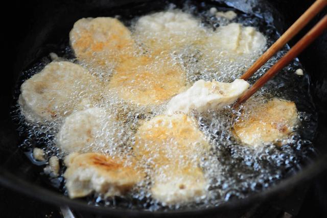 炸藕盒的面糊怎么调，炸藕盒要想酥脆（炸藕盒的面糊怎么调不回软）