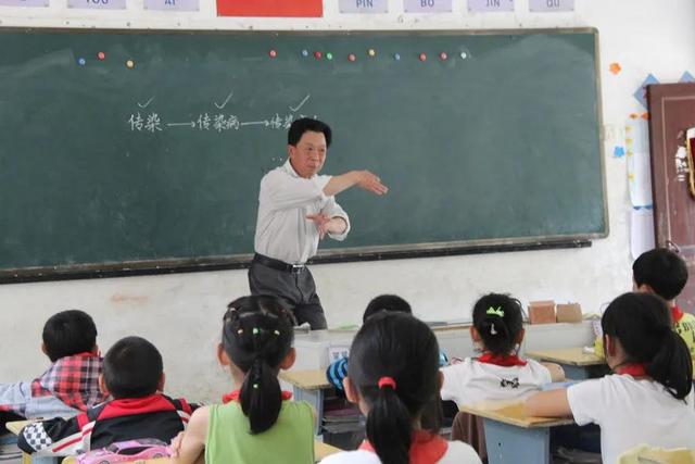 女教师退休年龄，女专业教师退休年龄规定（中小学老师50岁就教不动了）