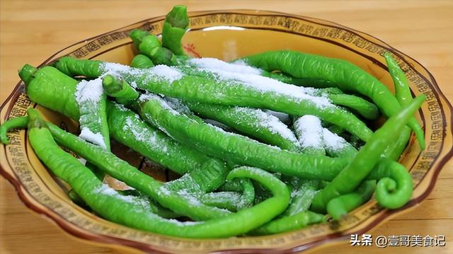 辣椒蘸盐的正宗做法，在农村用辣椒这样做蘸水