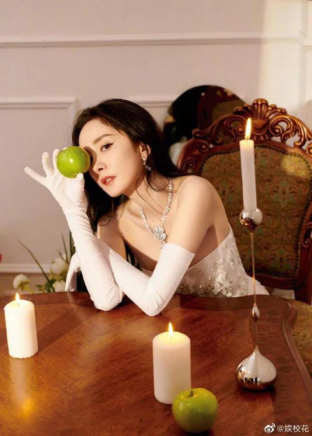 杨幂父亲是做什么的，年过50爱秀肌肉