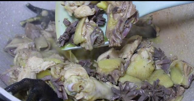 炖鸡用什么调料，炖鸡汤一般放什么配料好吃