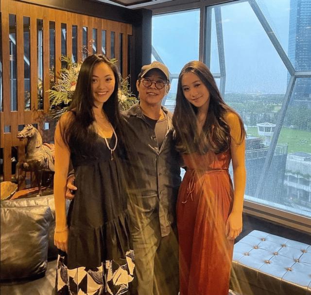 利智和李连杰全家照，李连杰俩女儿回新加坡过节