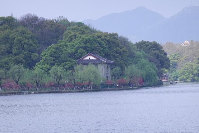 杭州西湖之白堤，“白堤”名出白居易