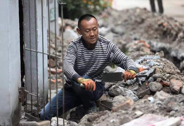 汶川大地震采访失去亲人的男人，大爷：都死了，就剩我一个了