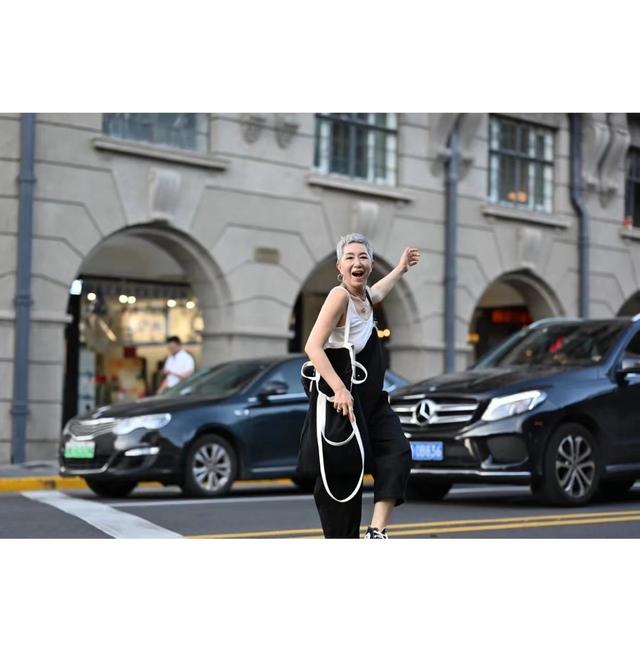 背带裤时尚穿搭显瘦，纸片人穿衣要显胖