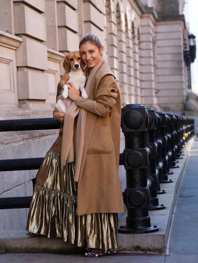 驼色大衣搭配图片，让你从20岁优雅到60岁的驼色大衣（驼色大衣怎么穿搭有气场）