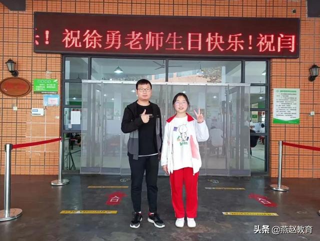 邯郸市四中高考结束现场，校领导为留校师生过生日