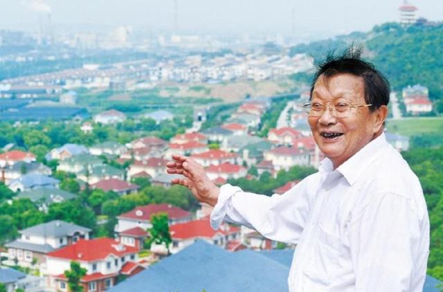 华西村的吴仁宝当年怎么发展起来，曾经的天下第一村为何走下了神坛