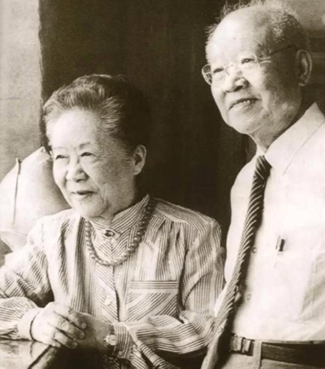 他是袁世凯之孙，袁世凯的后代子孙