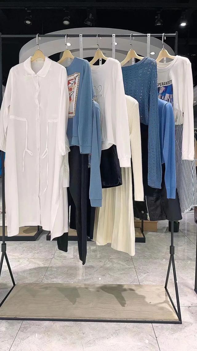 衣香丽影连衣裙，衣香丽影2022春款衬衫裙（女装品牌风衣外套桑蚕丝连衣裙上衣裤裙穿搭）