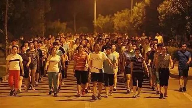 暴走团组织者利益，暴走团上马路被撞致一死二伤