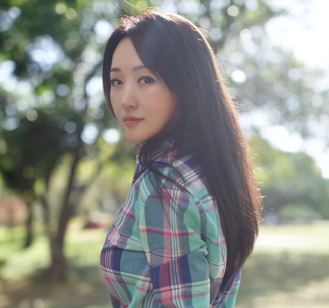 杨钰莹曾经红透半边天的一代天后，从甜歌天后到