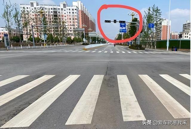 怎样知道路边红绿灯是否闯红灯，红灯车开到中间停下算不算闯红灯