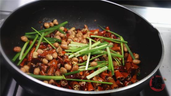 辣子鸡怎么做才香酥，饭店的辣子鸡为啥又香又酥