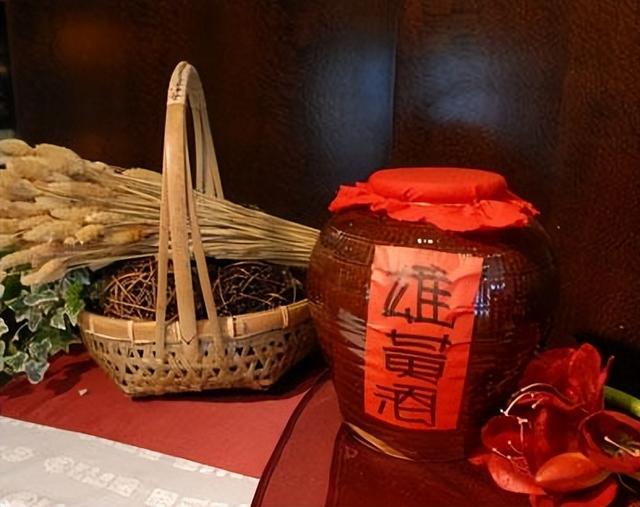 女子入厕大便全程遭拍，常州1女子当街大便