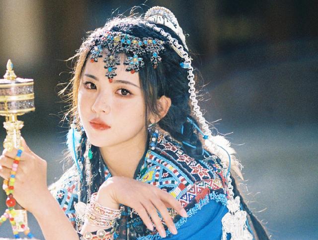 杨超越初中学历引争议，杨超越自曝曾遭校园暴力