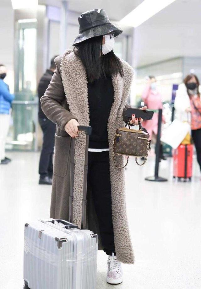 李湘服装搭配，李湘身材微胖却挺懂搭配