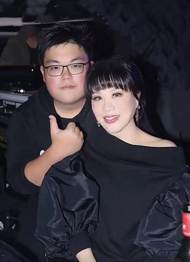 吕良伟和老婆出席活动，吕良伟一家环游各国