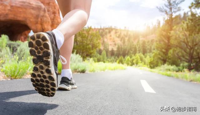 晨跑和夜跑哪个更健康，晨跑跟夜跑哪个容易减肥（晨跑和夜跑哪一个最减肥）