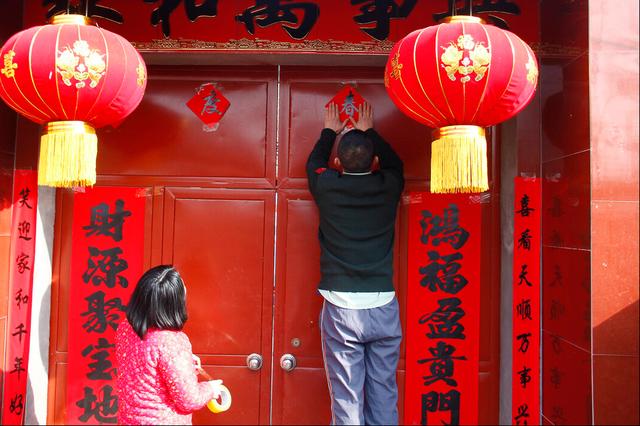 春节对联怎么贴，过年了教你正确贴春联（如何贴才是正确的）