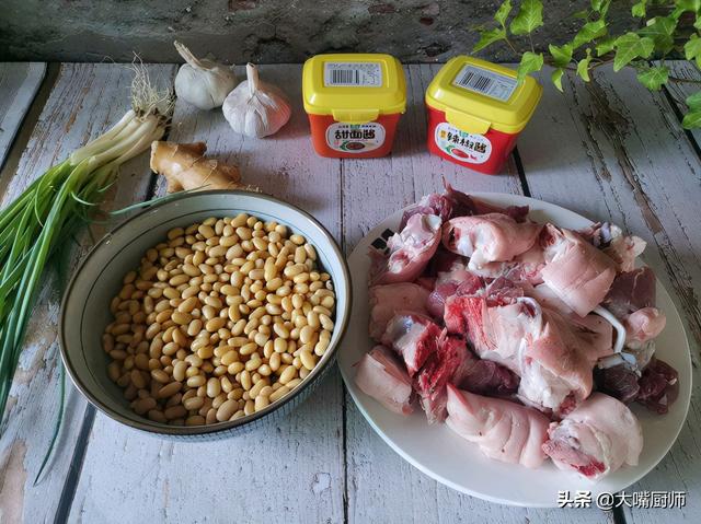 冬季黑豆炖猪蹄的营养做法，冬天多吃猪蹄加它一起炖