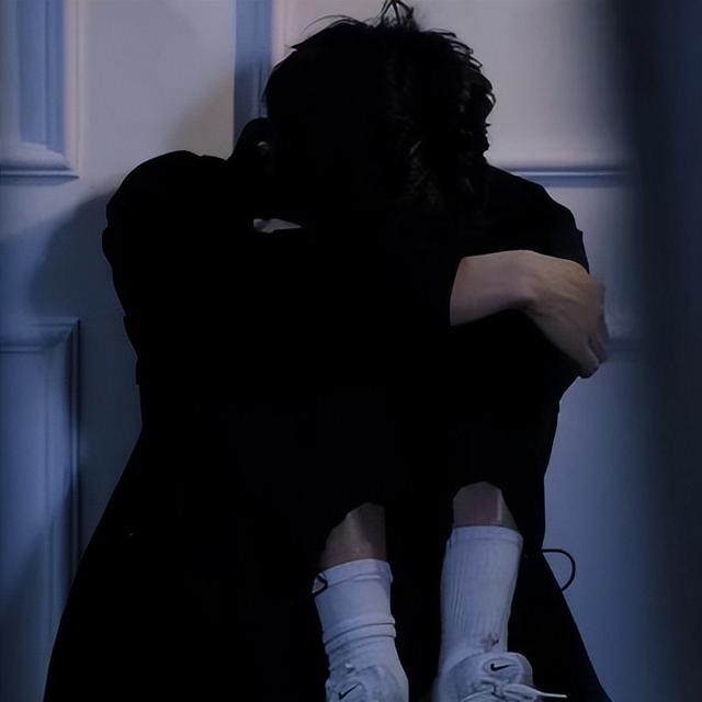 高冷男神必备头像背影小学生，青春满满的孤独感少男头像