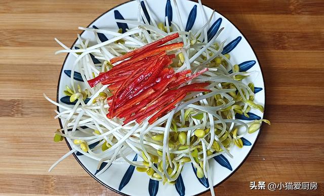 青椒炒豆芽做法教程，1把豆芽和猪肉这样简单一炒