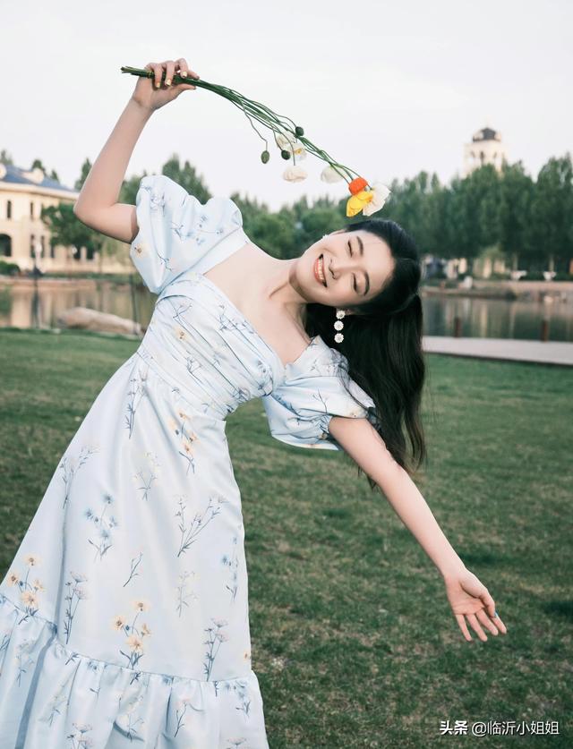 张雪迎惊艳造型，阳光俏丽的唯美
