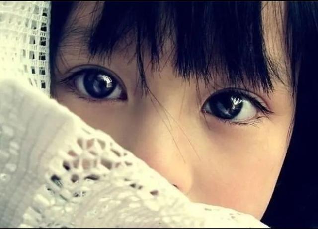 有心眼是什么意思，俗话说的有心眼儿是什么意思（眉看兄弟眼看心）