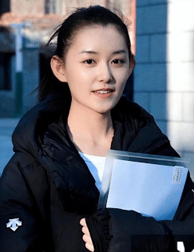 蒋依依吴磊最萌身高差，青梅竹马恋情起底信息量巨大