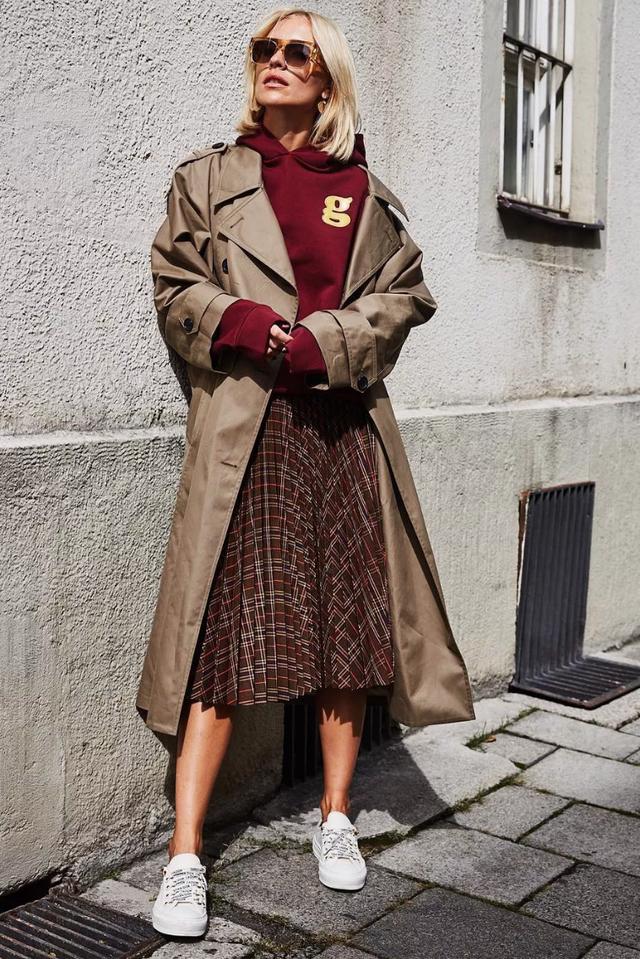 卫衣半裙早秋混搭时髦有女人味，卫衣＋半裙＝时髦又有女人味的早秋穿搭