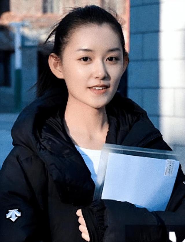 蒋依依吴磊最萌身高差，青梅竹马恋情起底信息量巨大