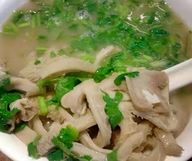 七坊街最好吃的馕，喀什的宝藏路边摊羊肚