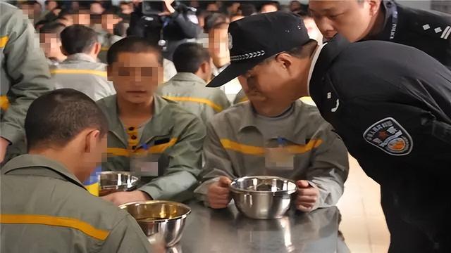 现在真正监狱的伙食，黄之锋晒狱中餐食月消费近9000港元