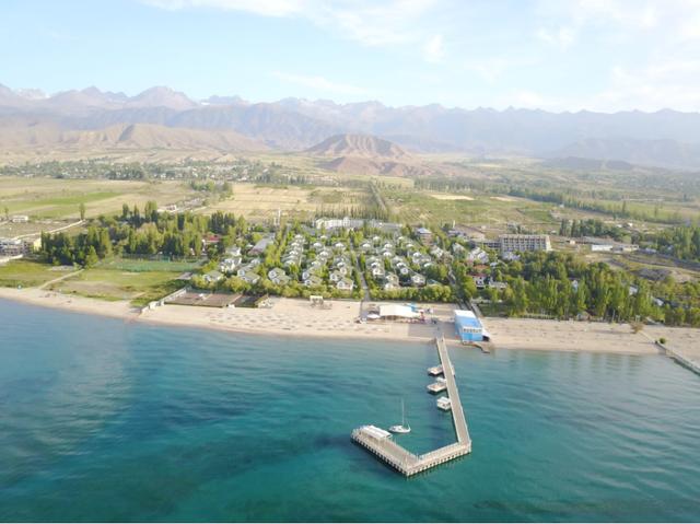 伊塞克湖属于内陆咸水湖，是我国青海湖的十几倍