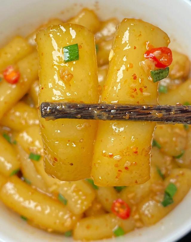 土豆粉怎么做好吃，土豆粉怎么做既简单又好吃（原来在家自制土豆粉这么简单）