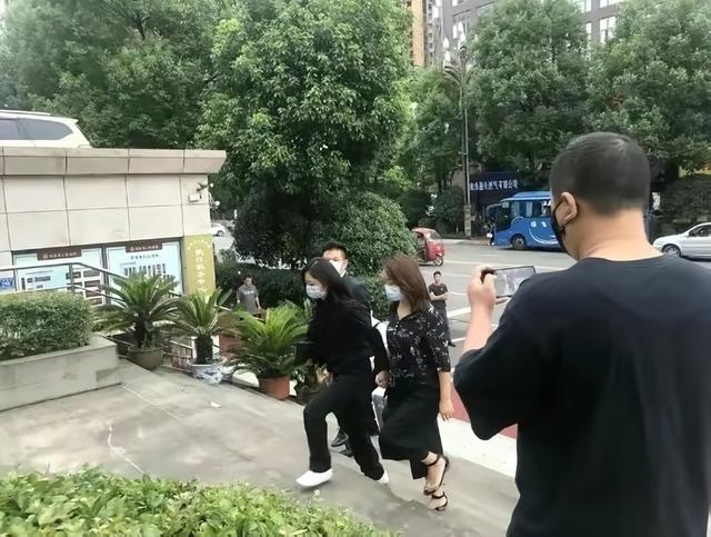 谭松韵经纪人发声，谭松韵欧豪现在关系（谭松韵经纪人为点赞diss宋茜微博道歉）