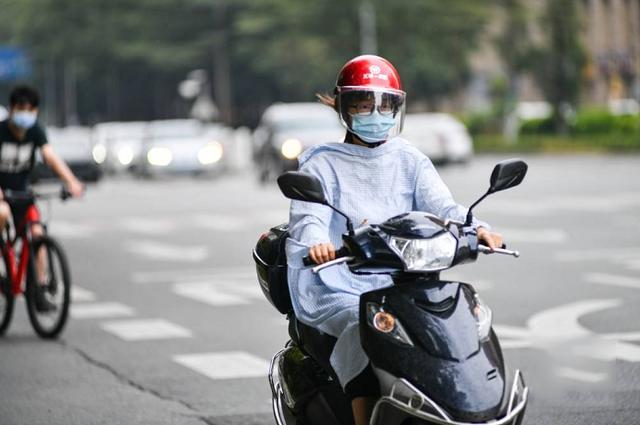 为什么电动车挡风被禁用，电动车禁用挡风被、遮阳伞